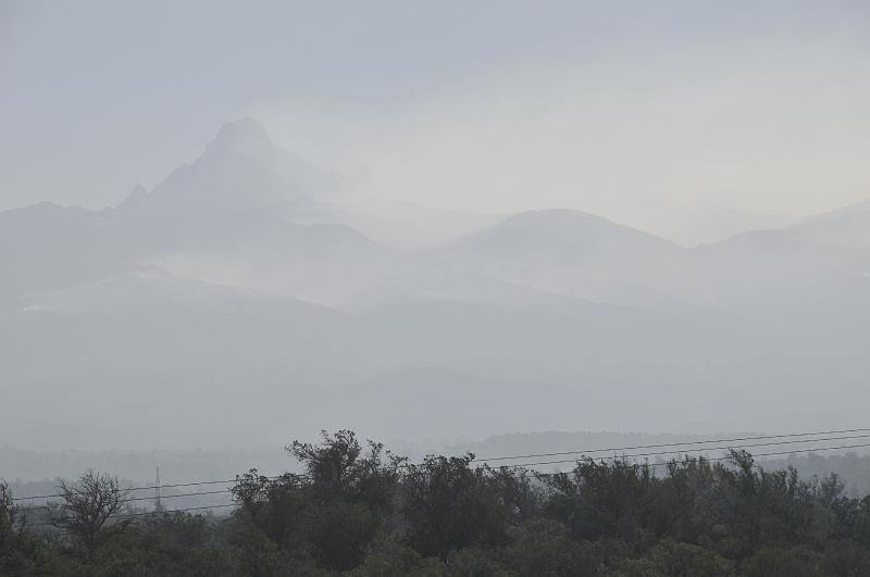 210_120118.JPG - Mount Kenya i brandrök
